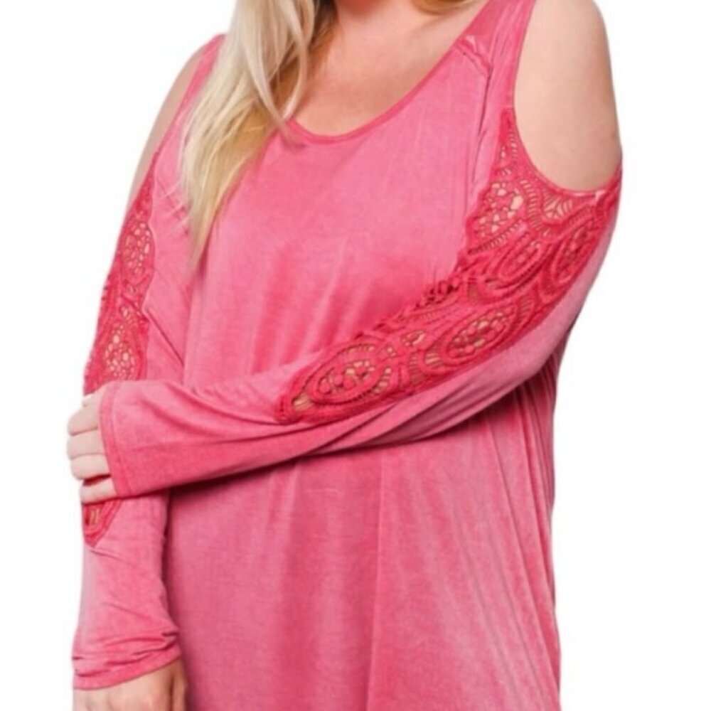 Light fuchsia cold shoulder with crochet 2X